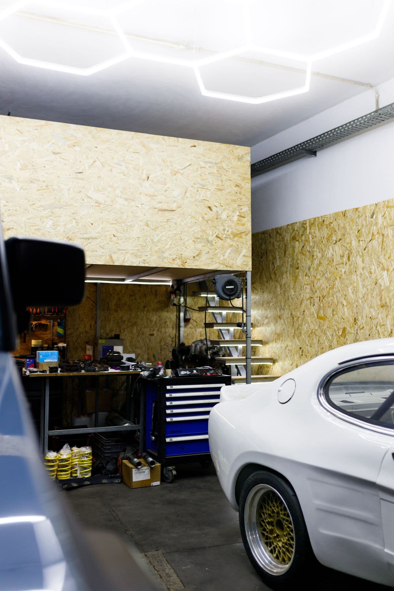 Interior do armazém com veículo em preparação